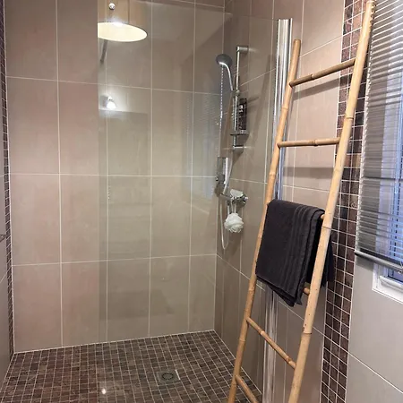 D Village Aeronautique לינה וארוחת בוקר