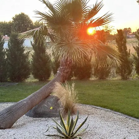 לינה וארוחת בוקר D Village Aeronautique ביסקארוס