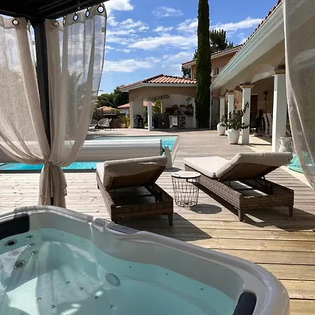 לינה וארוחת בוקר D Village Aeronautique ביסקארוס