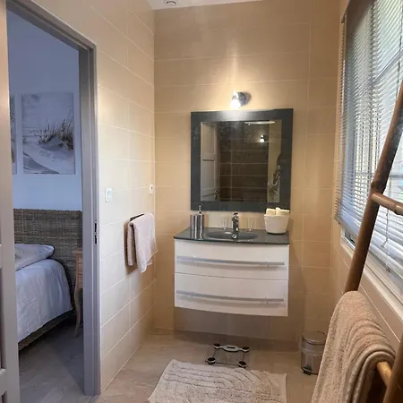 לינה וארוחת בוקר D Village Aeronautique 3*